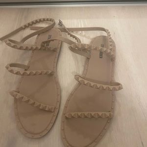 STEVE MADDEN ROCKSTUD SANDAL NUDE